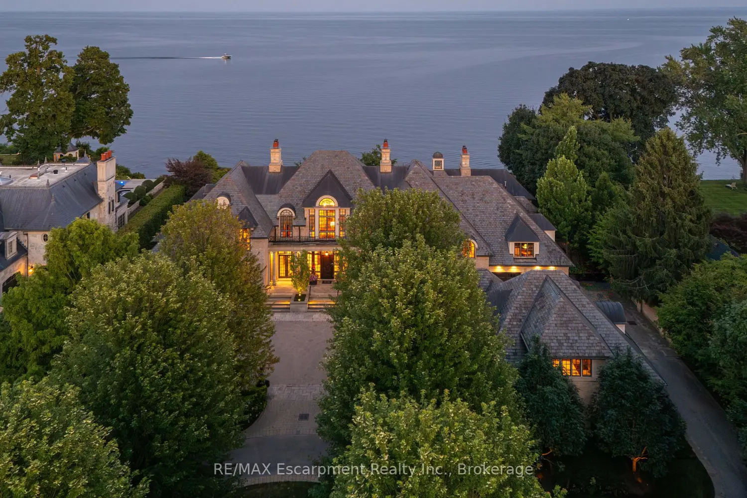 2054 Lakeshore Road photo 3