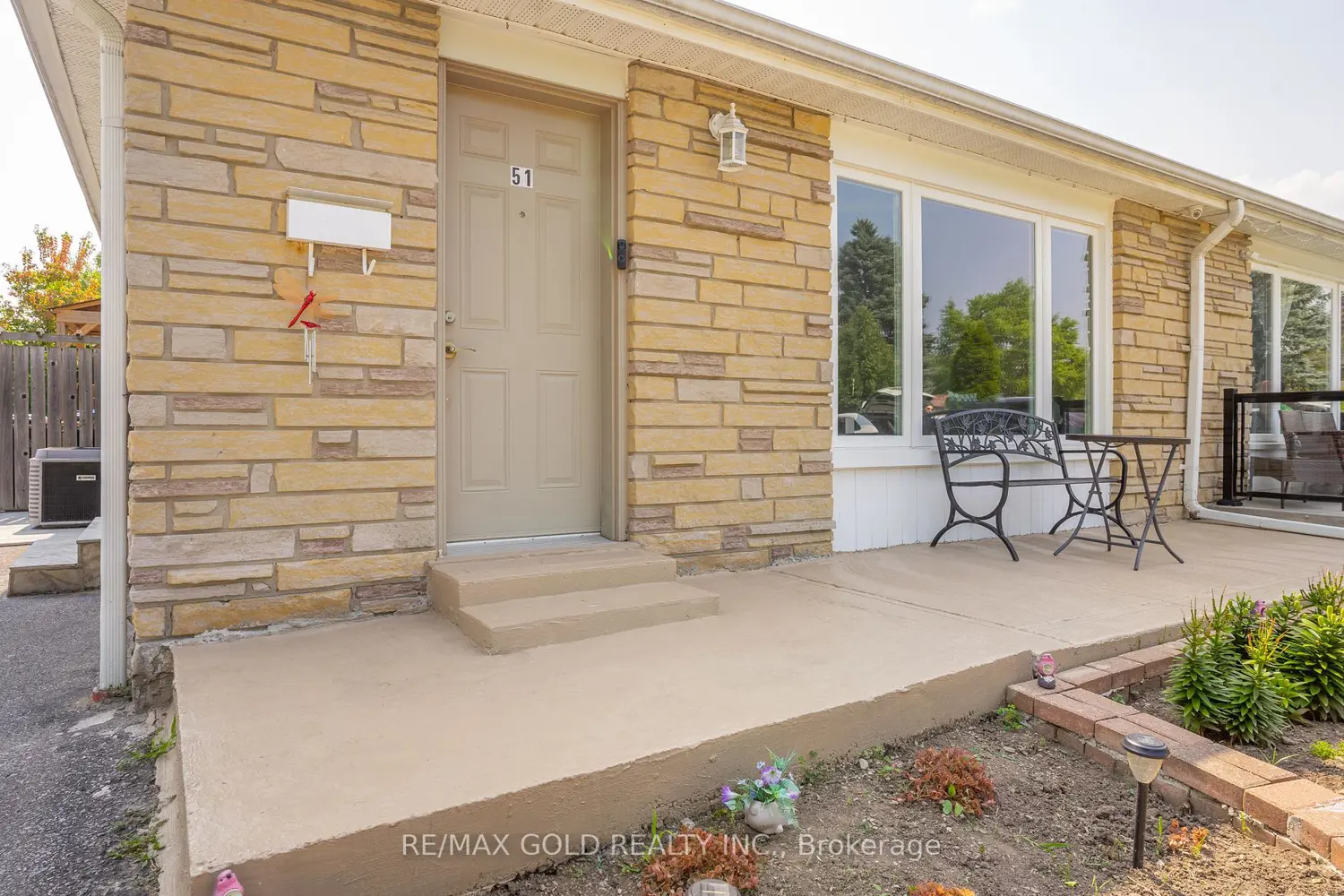 51 Davenport Crescent photo 2