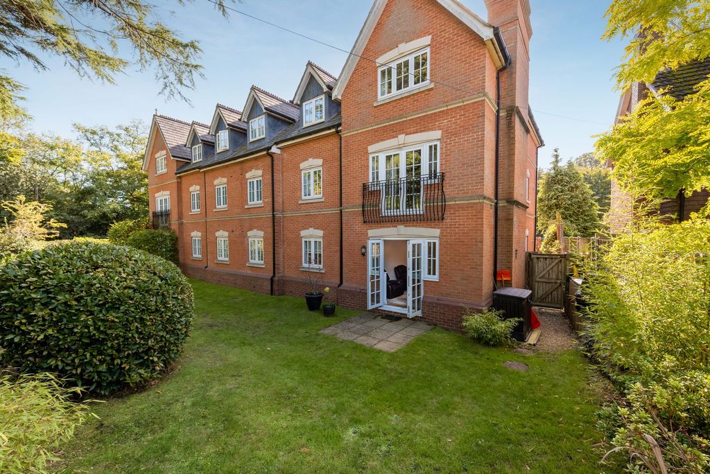 2 bed flat for saleJays Court, Sunninghill SL5