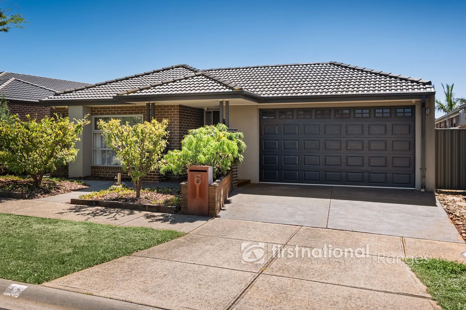 5 Headland Way, Cranbourne East VIC 3977