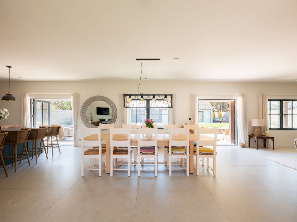 6 bed detached house for saleRock PL27 photo 4