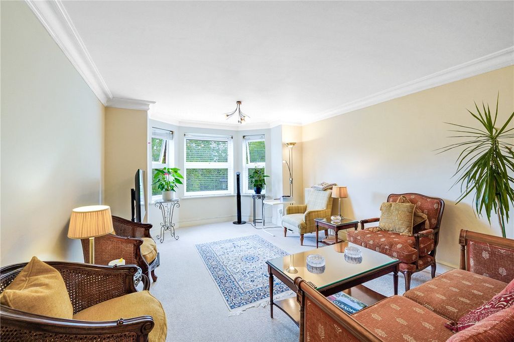 2 bed flat for saleNewholme Court, 89A Oatlands Drive, Weybridge KT13