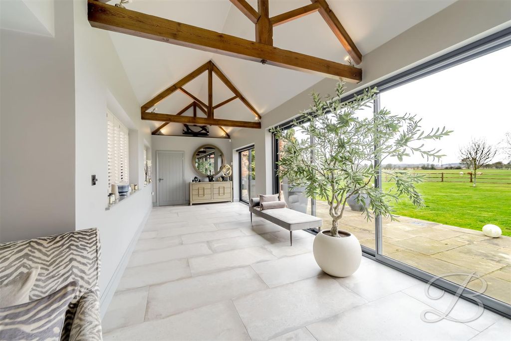 5 bed barn conversion for saleSutton, Retford DN22 photo 4