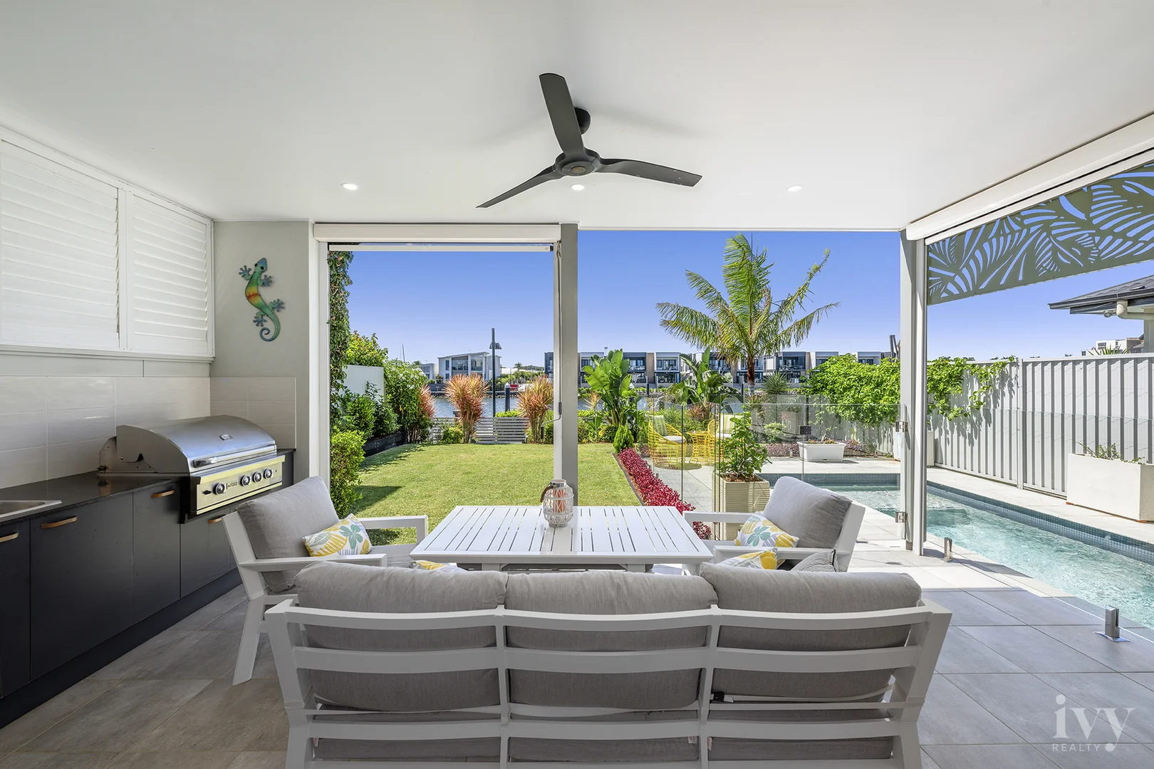 15 Waters Close, Hope Island QLD 4212 photo 3