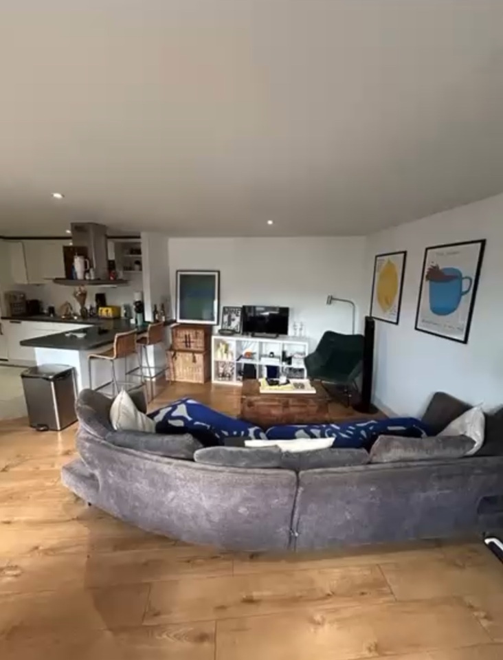 2 Bed Flat, Winders Road, SW11, N1 7GU photo 2