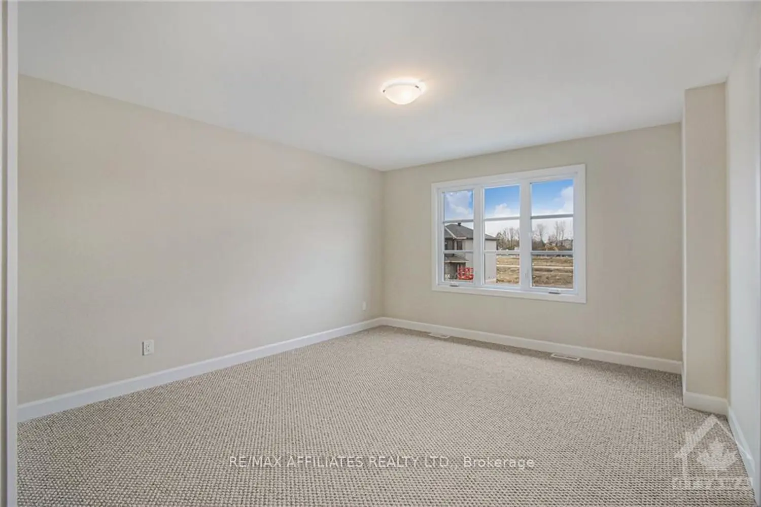 1207 Montblanc Crescent photo 4