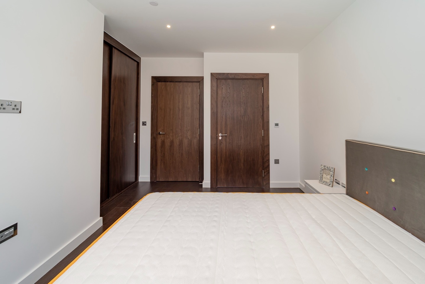 2 Bed Flat, Lanchester Way, SW11, N1 7GU