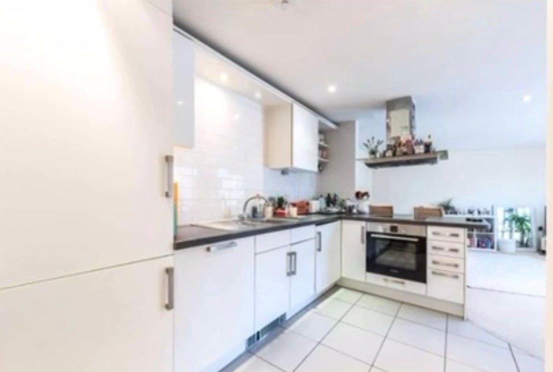 2 Bed Flat, Winders Road, SW11, N1 7GU photo 3