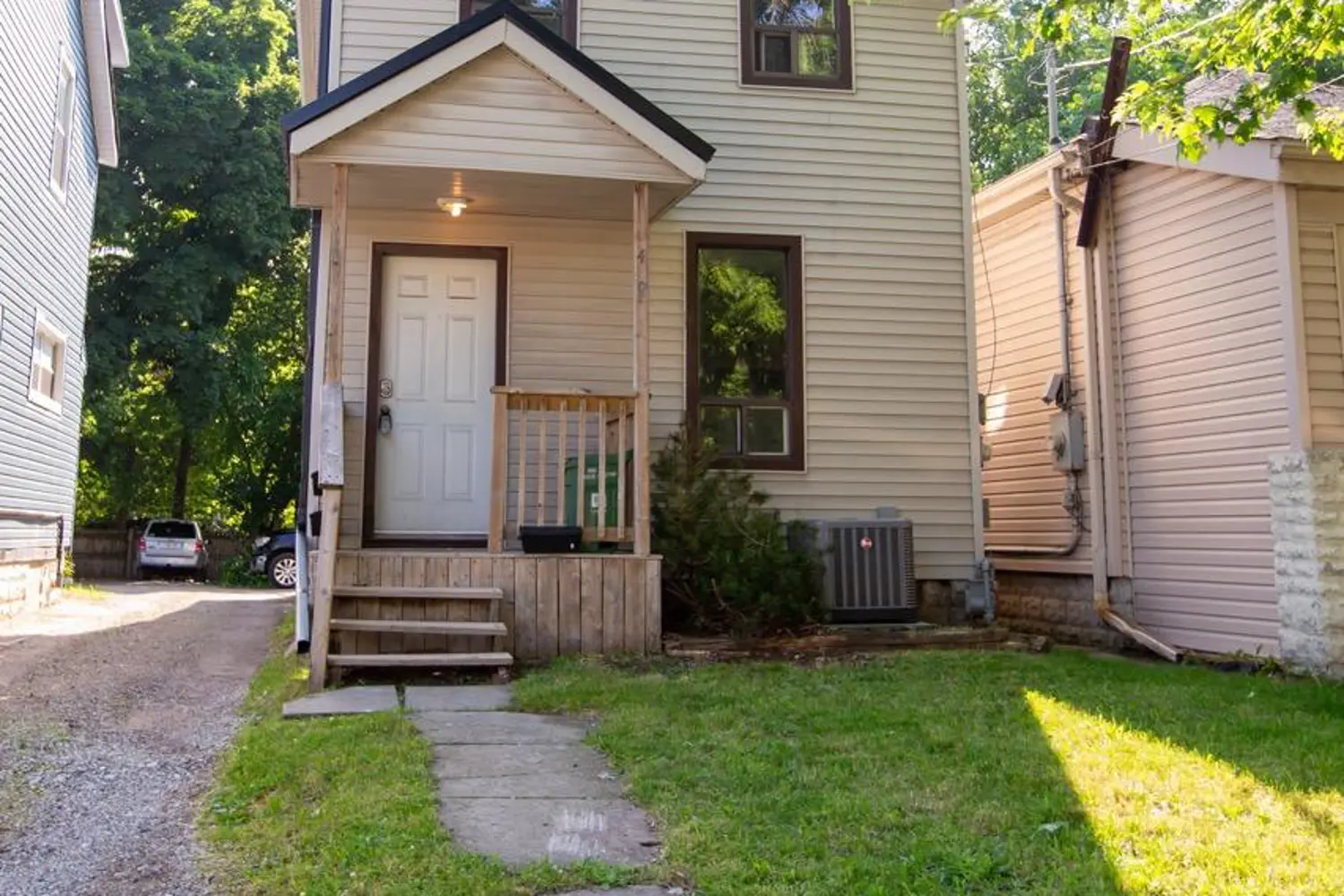 458 Adelaide Street photo 2