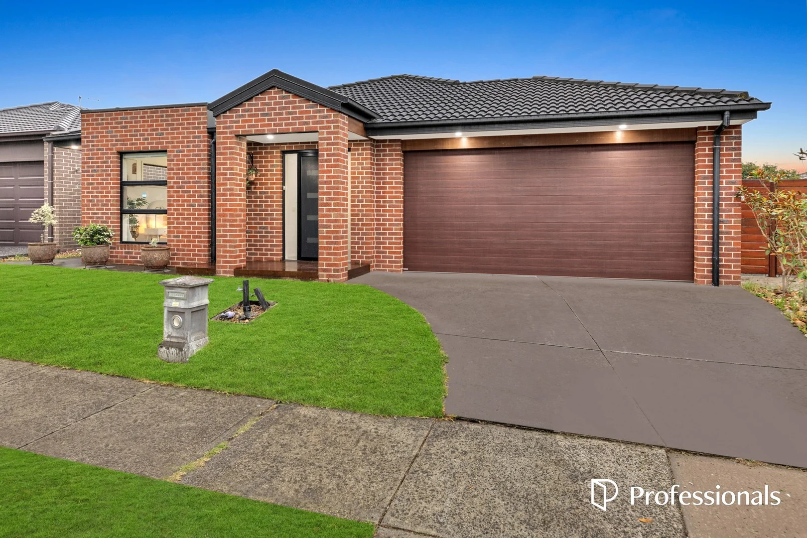 8 Merlin Drive, Cranbourne North VIC 3977
