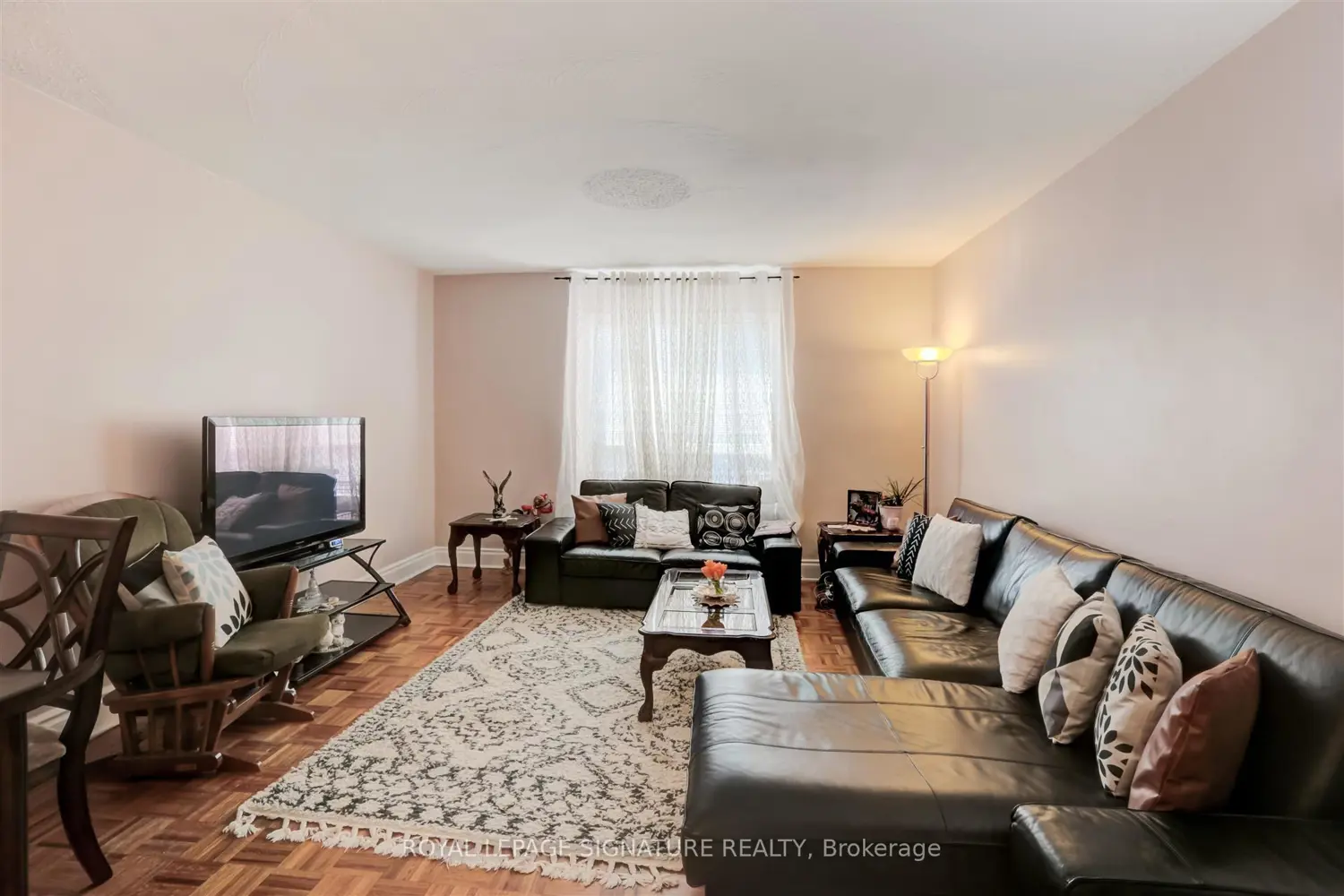 3142 Dundas Street photo 2