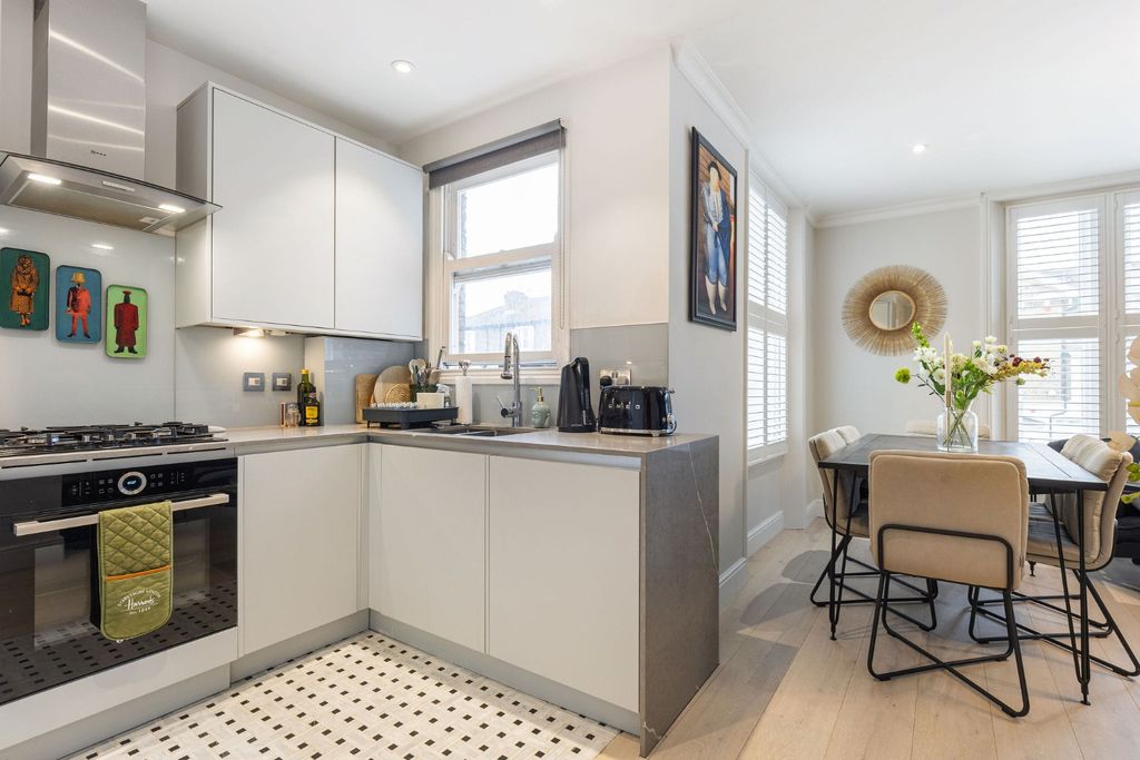 2 bed flat for saleCentral Richmond TW9 photo 3