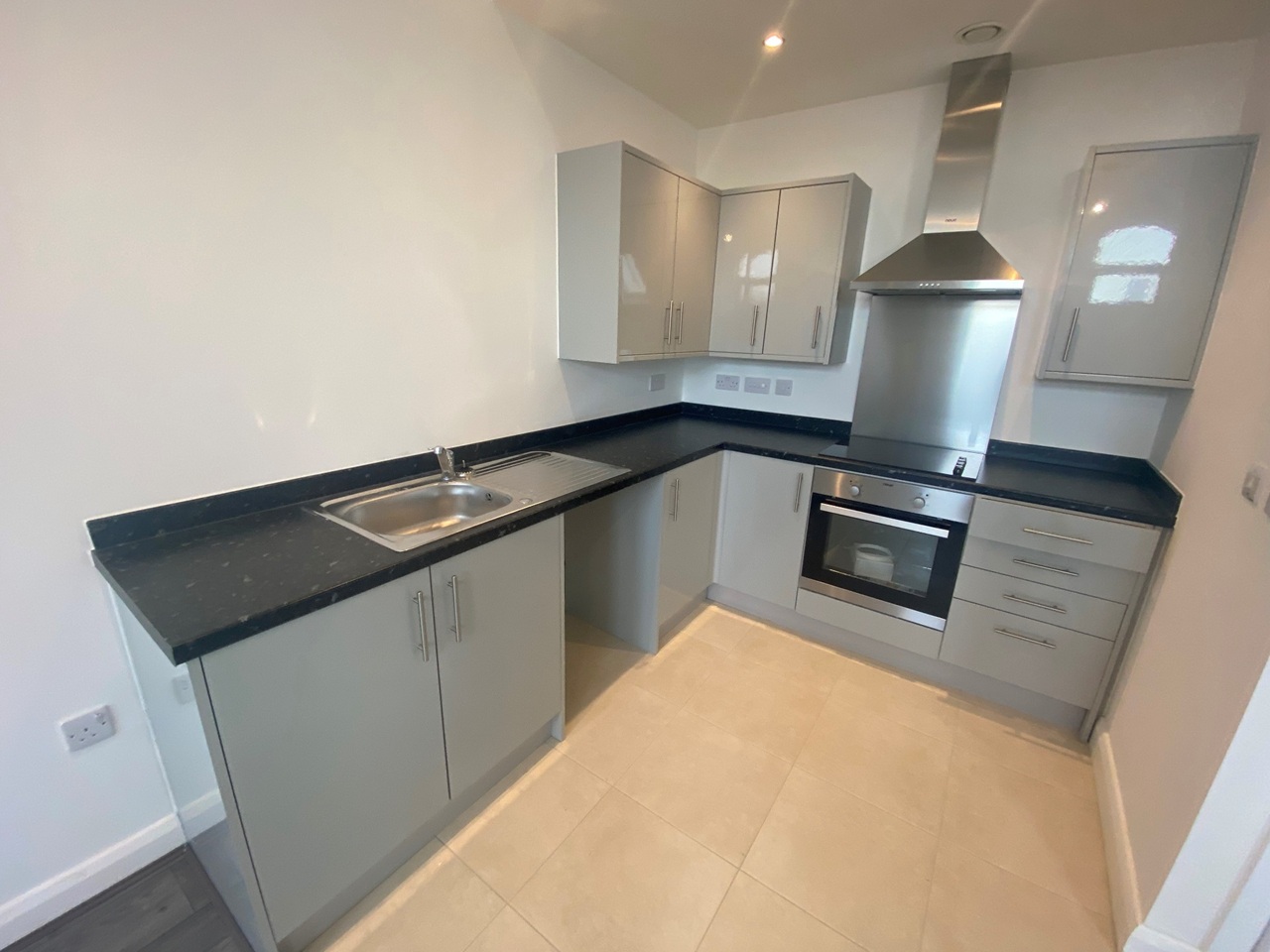 2 Bed Flat, Queens Terrace, M7, N1 7GU photo 3