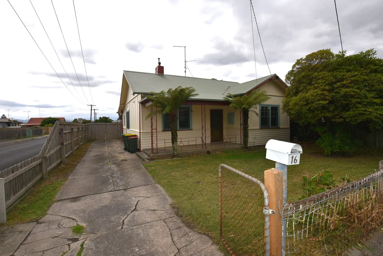16 Haigh St, Moe VIC 3825