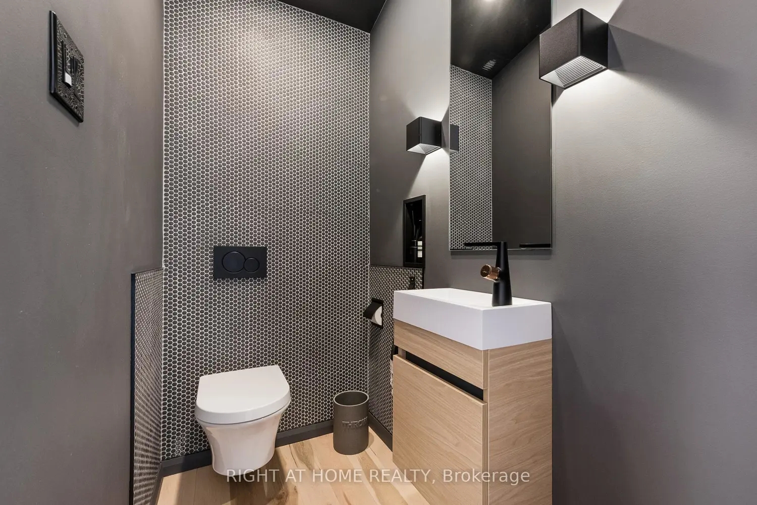 2120 Du Chateau Avenue photo 2
