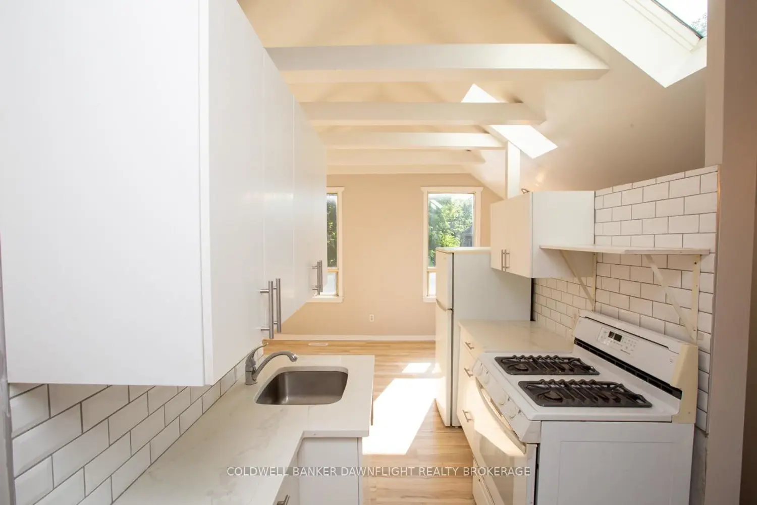 458 Adelaide Street photo 4