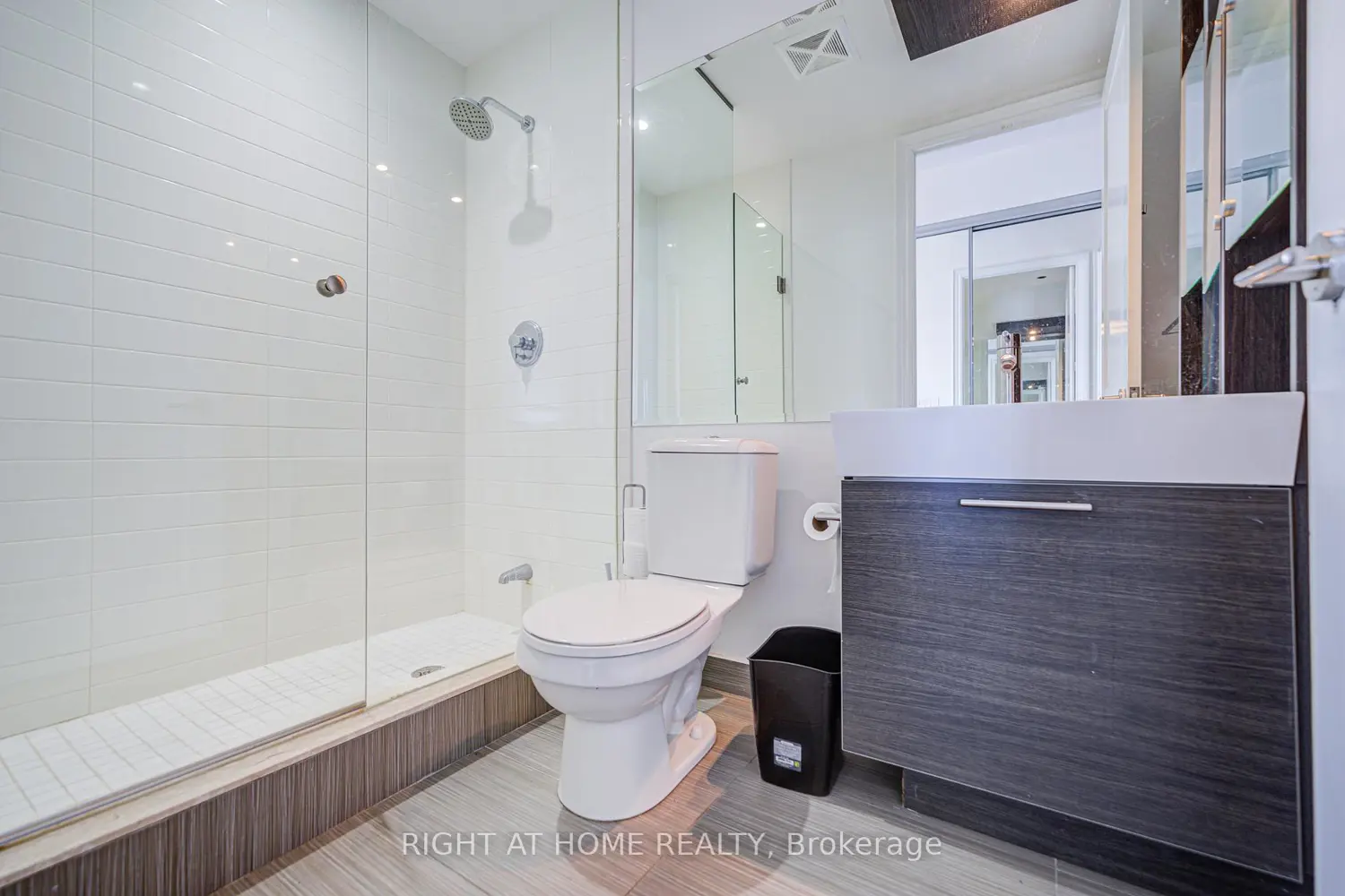 388 Yonge Street 7405 photo 5