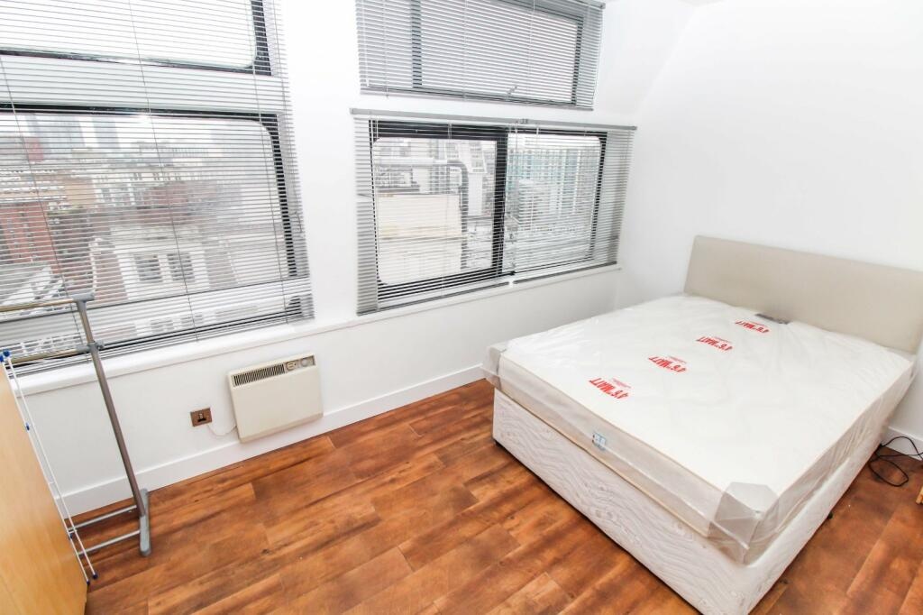 2 Bed Flat, City Heights, M3, N1 7GU photo 4