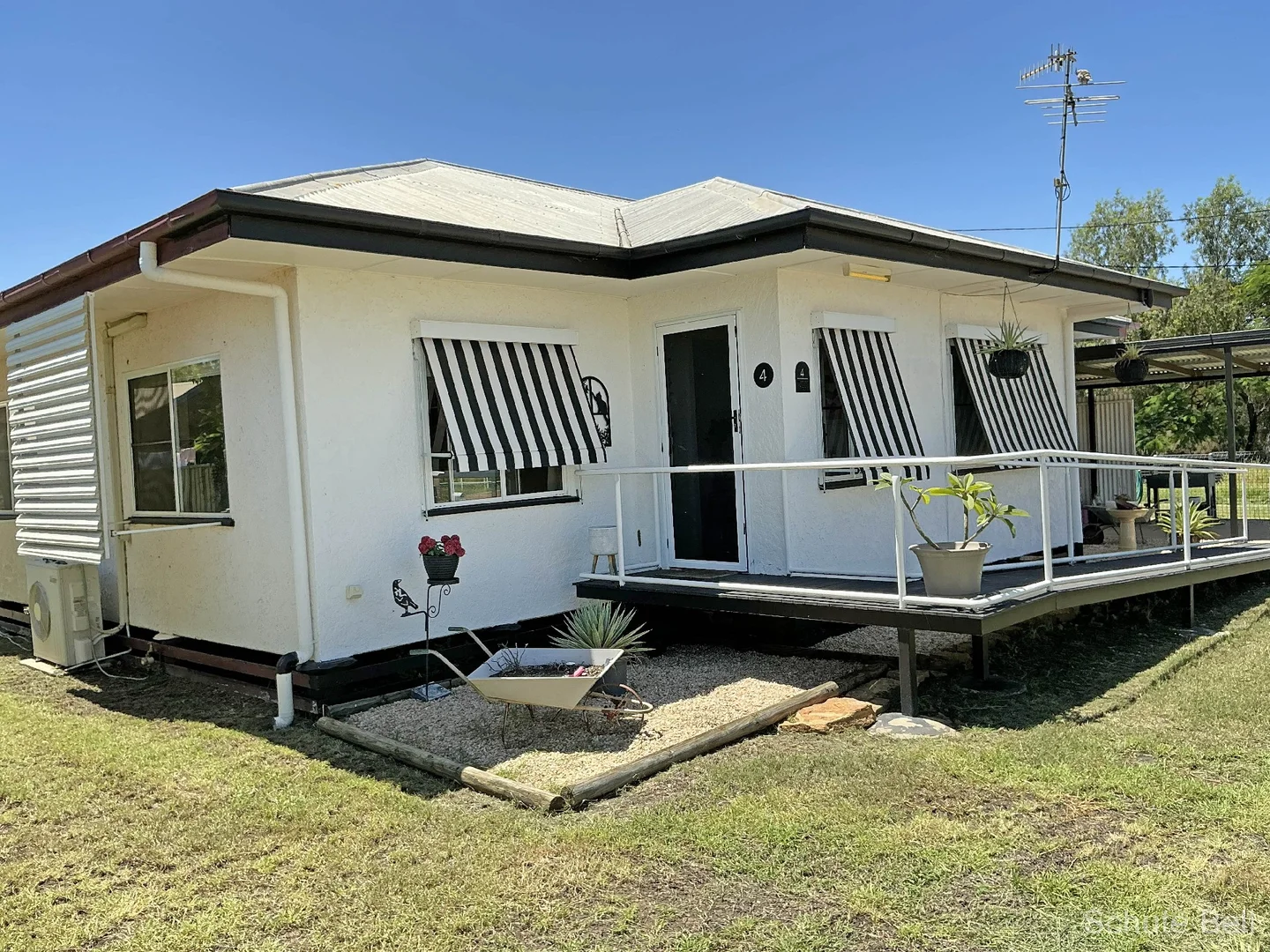 4 Wompoo Rd, Longreach QLD 4730 photo 2