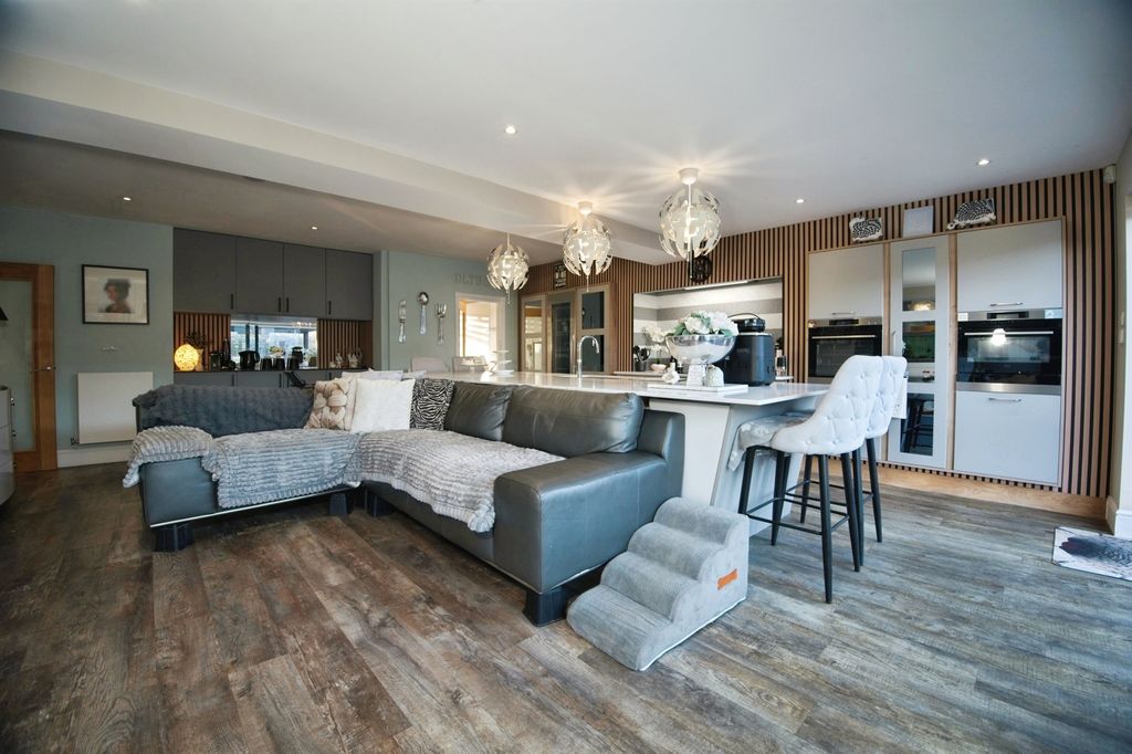 5 bed detached house for saleCliffside, Penarth CF64 photo 4