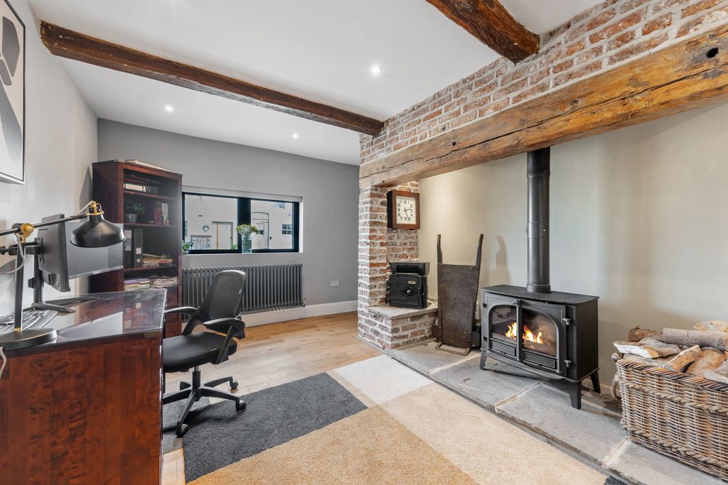 6 bed detached house for saleStation Road, Barton, Ormskirk L39 photo 5