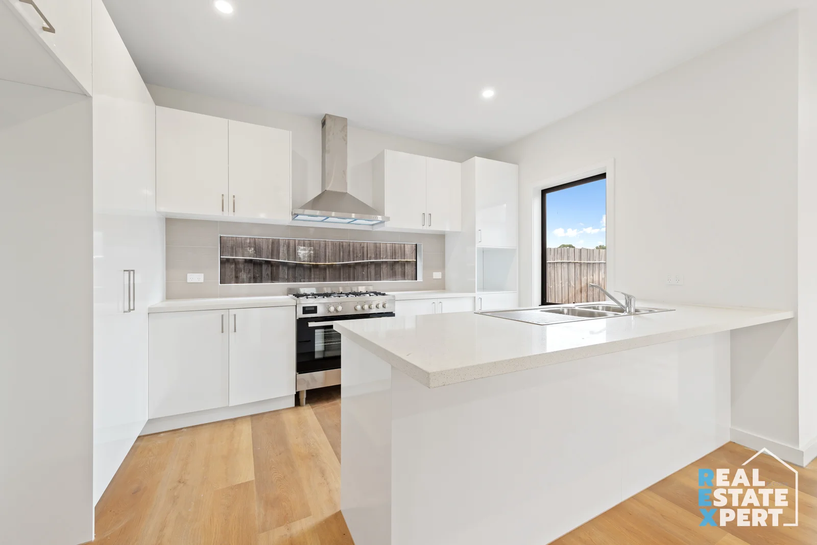 111 Shrives Road, Hampton Park VIC 3976 photo 2
