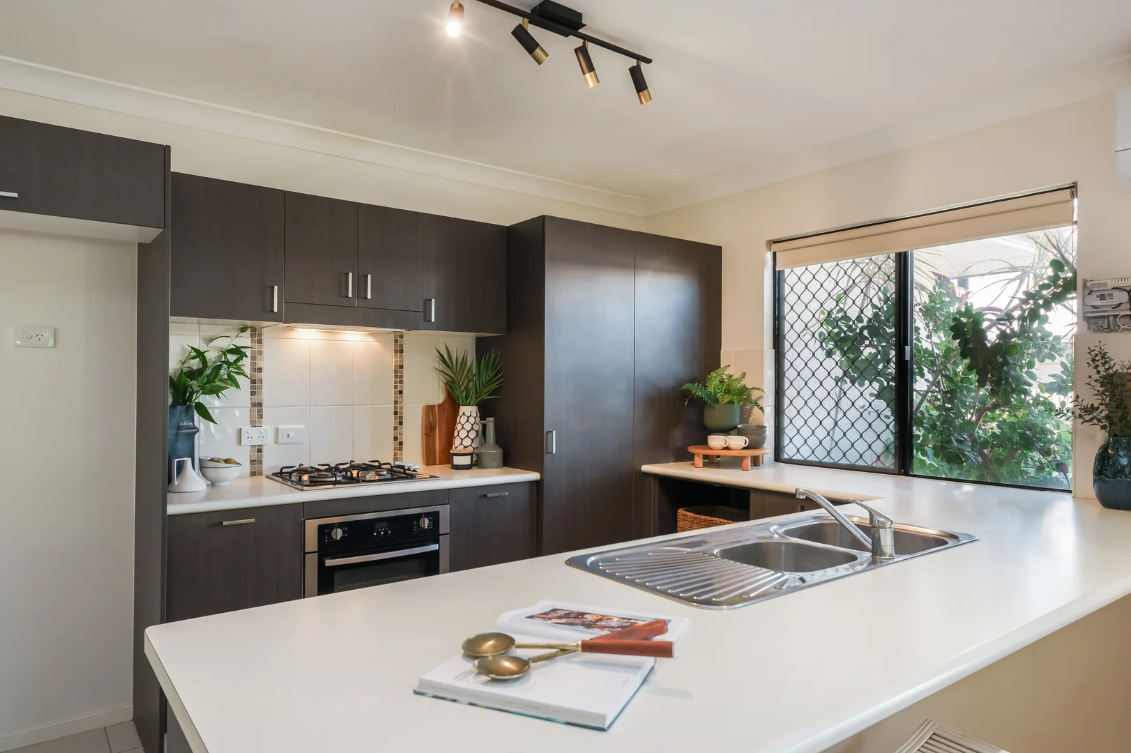 6 Lochern Way, Bushland Beach QLD 4818 photo 3