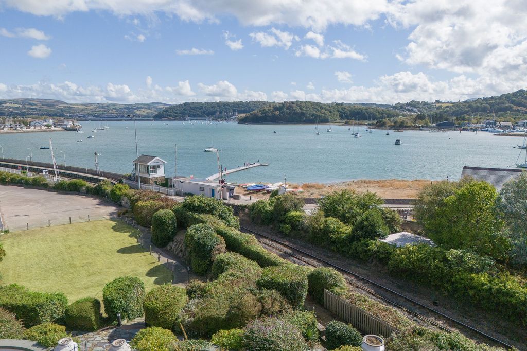 2 bed flat for saleStation Road, Deganwy LL31 photo 2