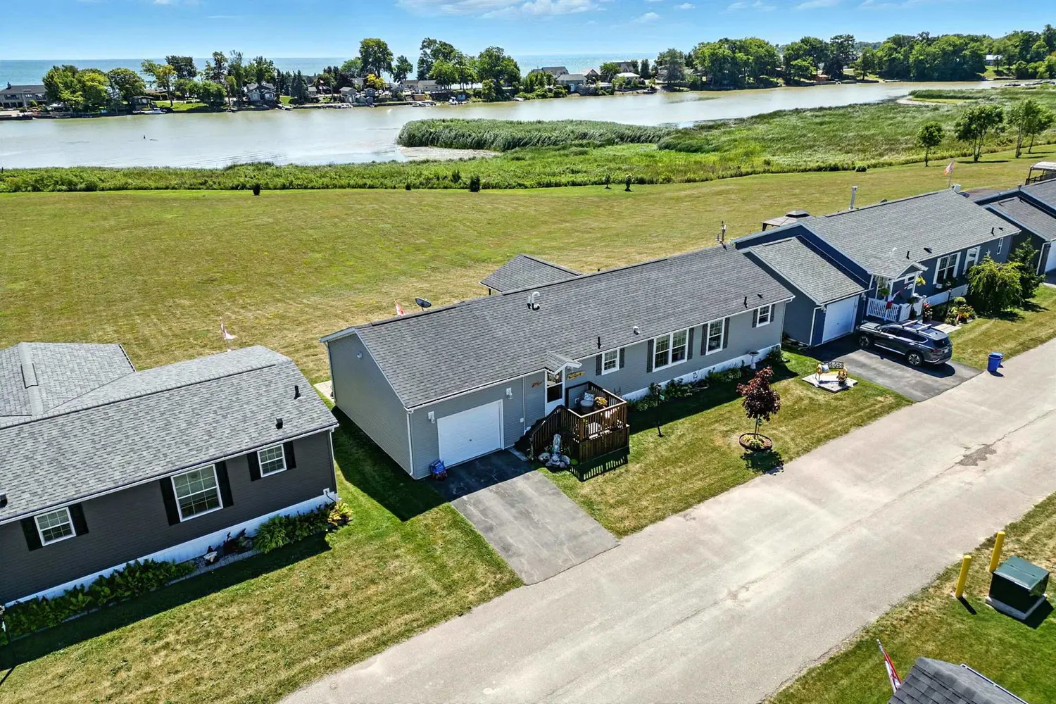 55 Riverbend Crescent photo 2