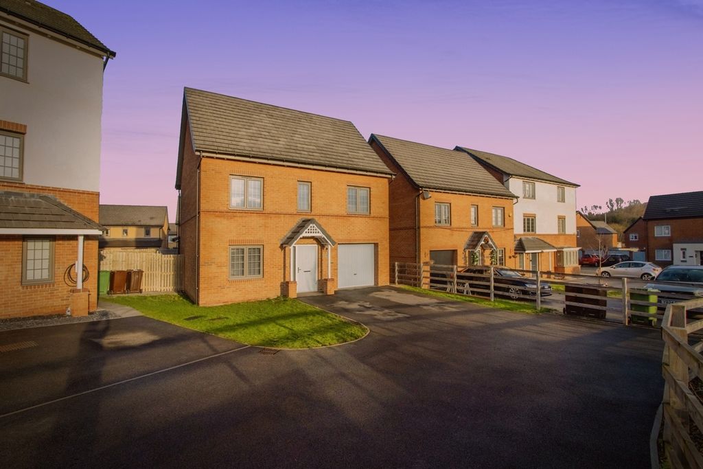 4 bed detached house for saleHeath View, Wakefield, West Yorkshire WF1