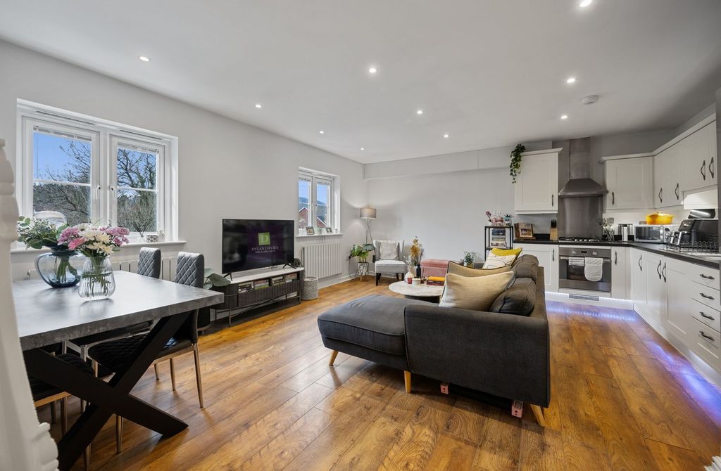 1 bed flat for saleMeadow Way, Tyla Garw CF72 photo 4