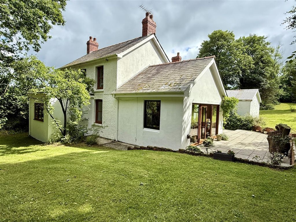 3 bed detached house for salePenffordd, Llanybydder SA40