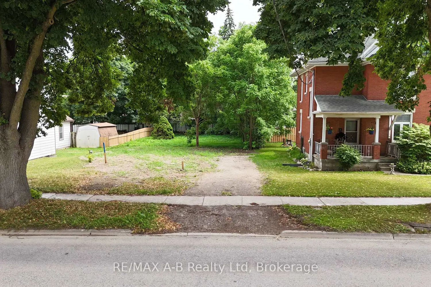 352 Queen Street photo 2