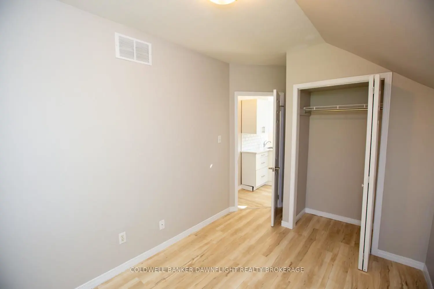 458 Adelaide Street photo 5