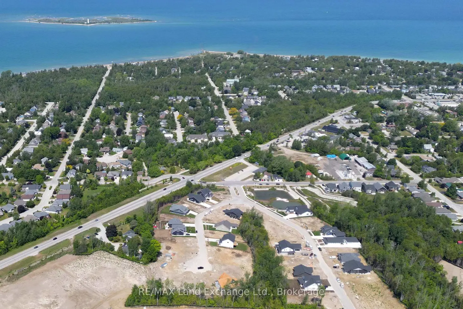 27 Lakeforest Drive photo 3