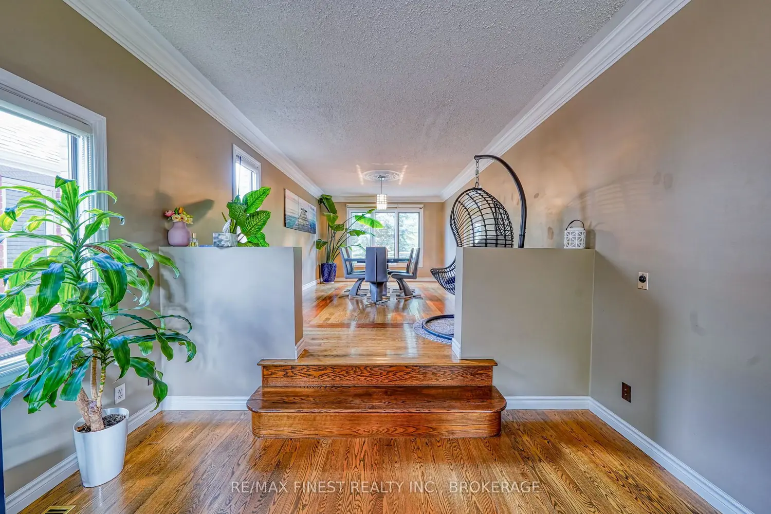 1082 Caitlin Crescent photo 4