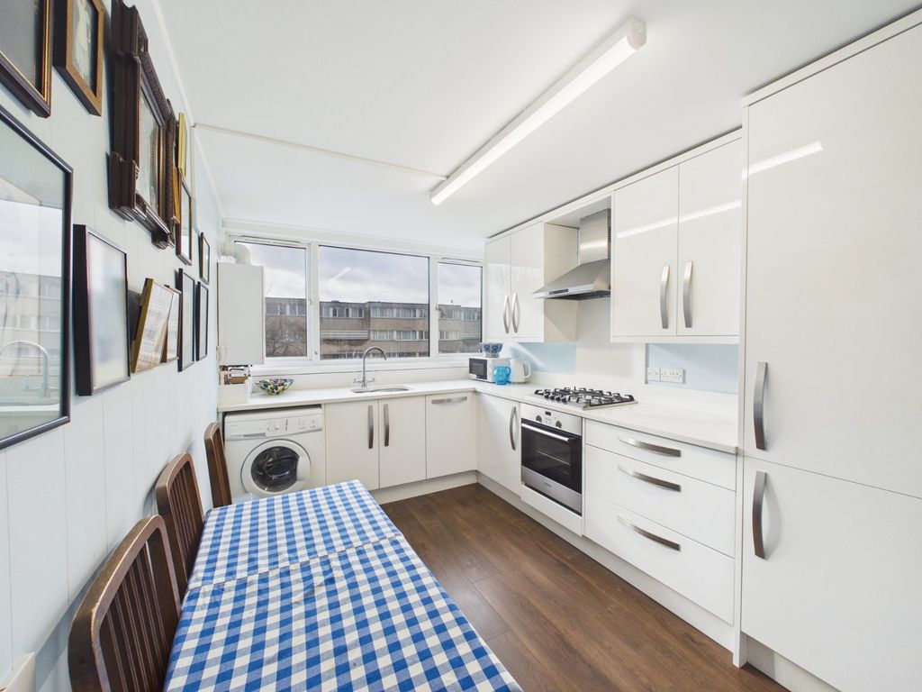 2 bed flat for saleMountbatten Square, Ward Royal, Windsor, Berkshire SL4