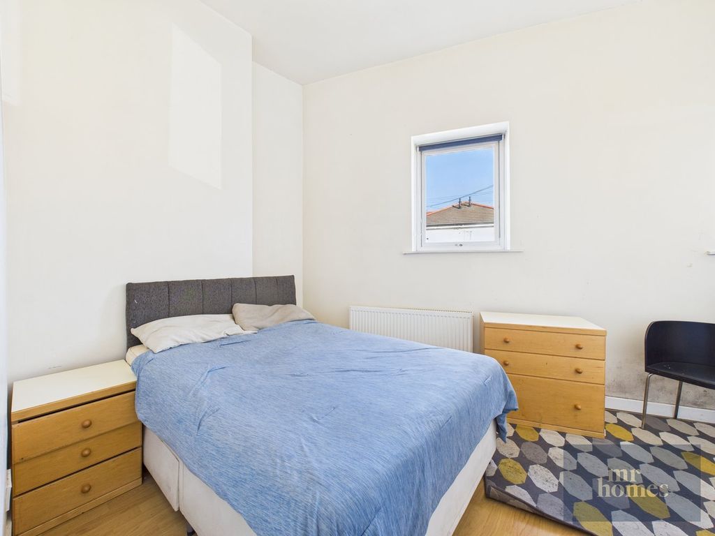3 bed flat for saleSingleton Road, Splott, Cardiff CF24 photo 3