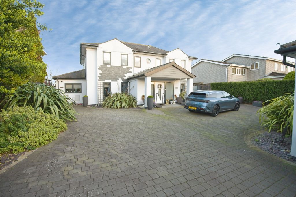 5 bed detached house for saleCliffside, Penarth CF64 photo 3