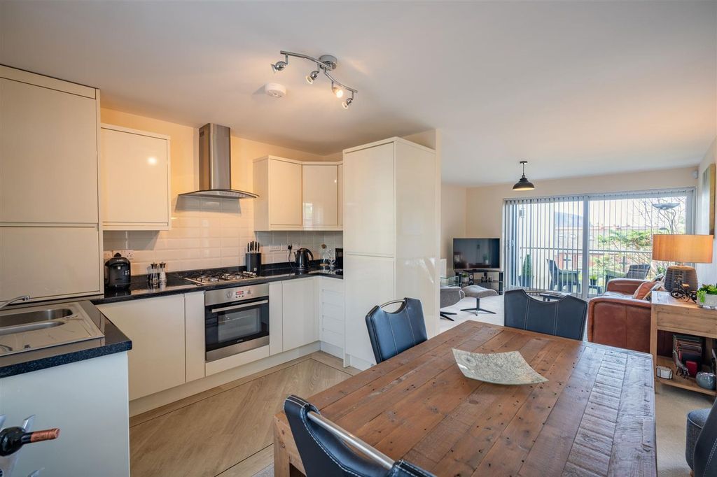 2 bed flat for saleStation Road, Deganwy LL31 photo 4