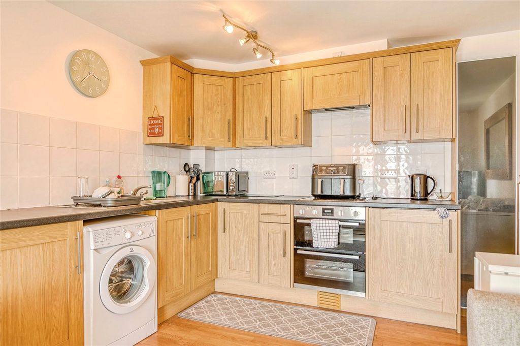 2 bed flat for saleThe Waterfront, Pendine, Carmarthen SA33 photo 5