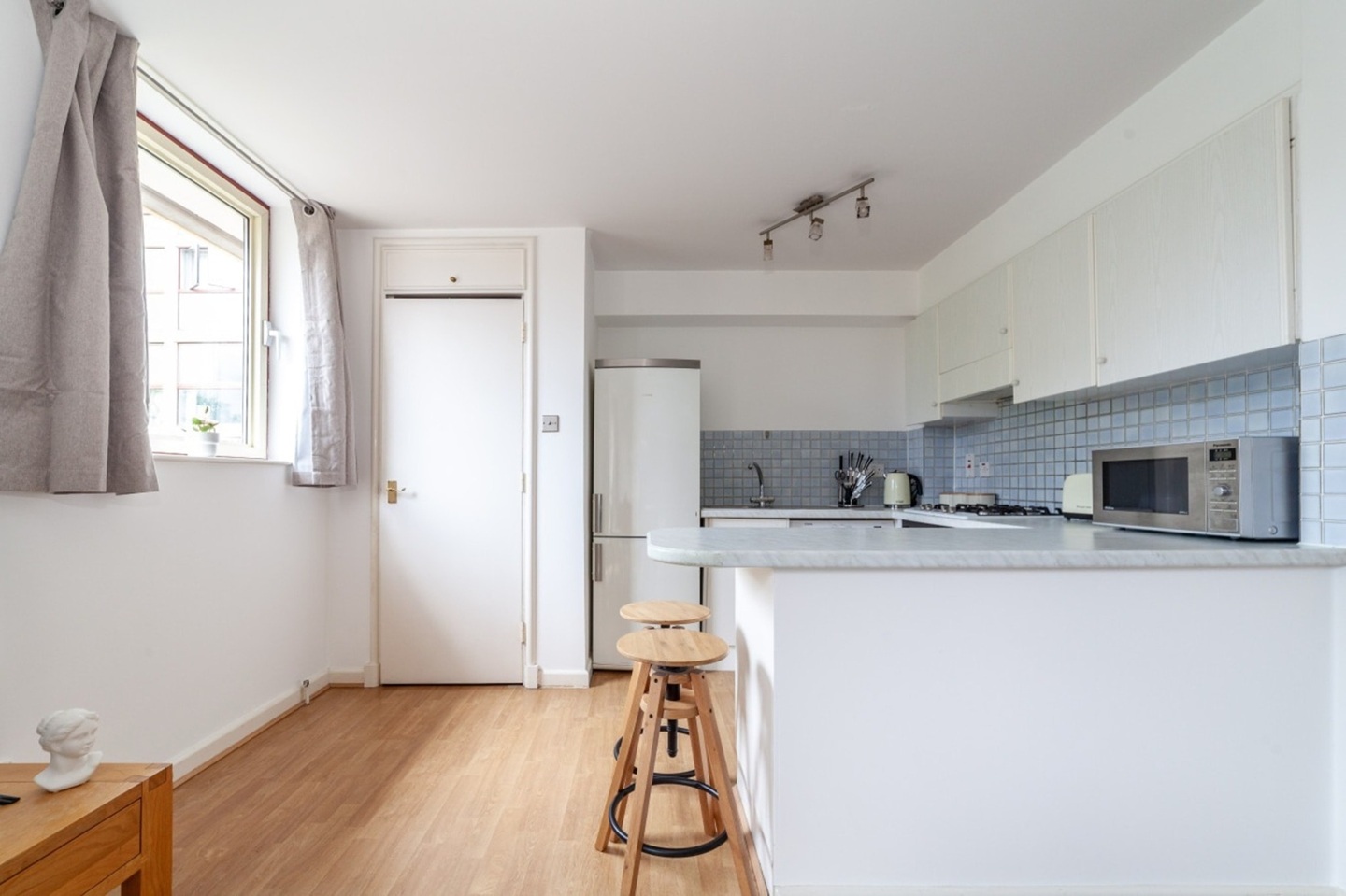 1 Bed Flat, Discovery Walk, E1W, N1 7GU photo 4