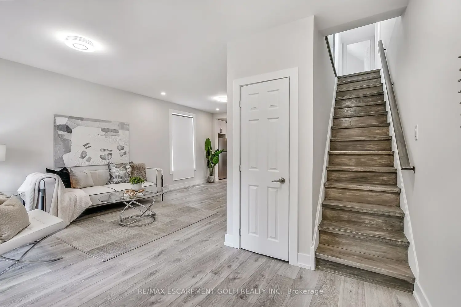 221 Rosslyn Avenue photo 2