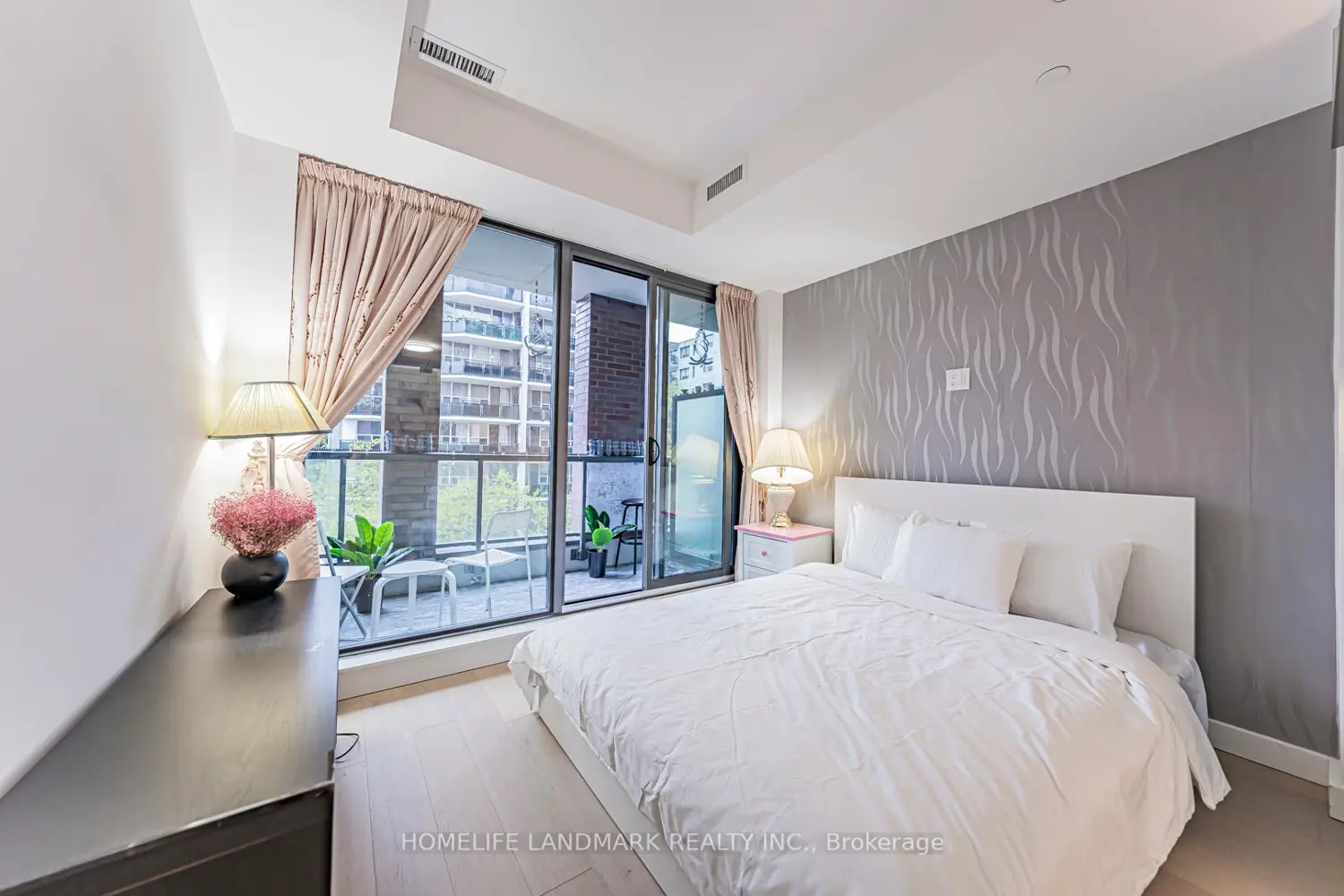 81 Wellesley Street 307