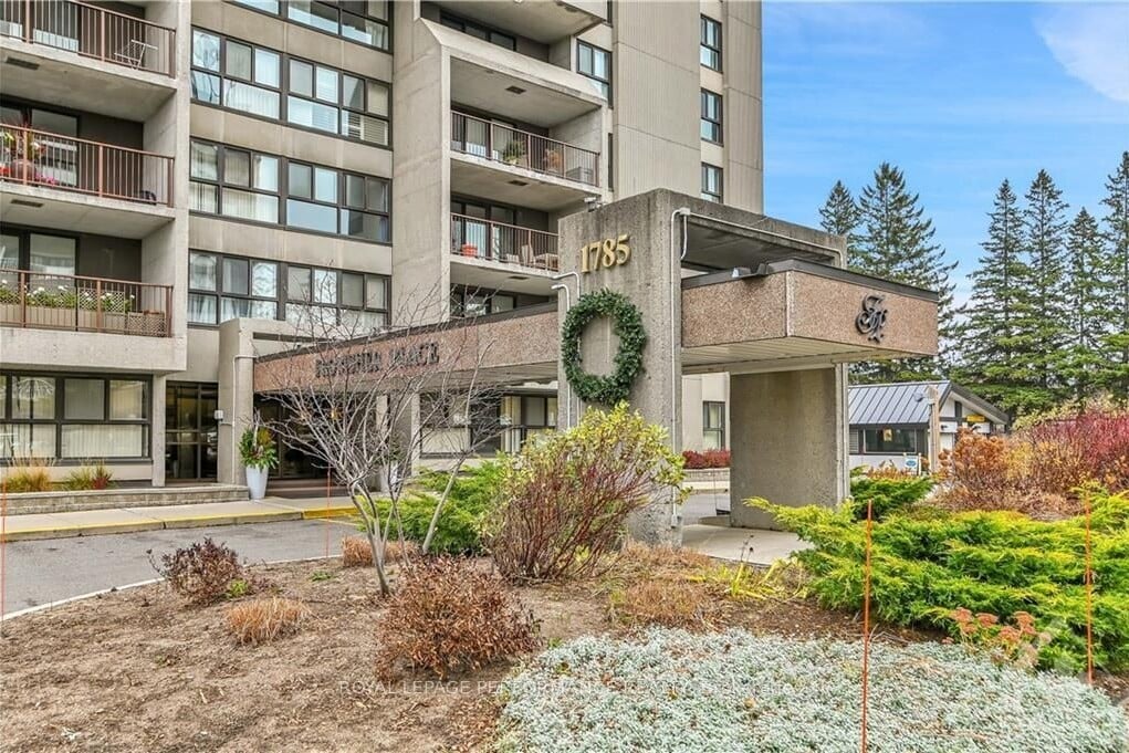 1785 Frobisher Lane, Alta Vista And Area, K1G 3T7