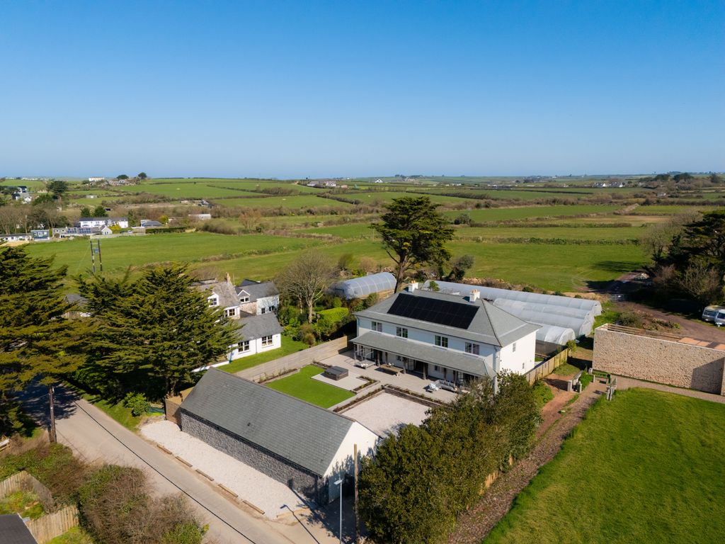 6 bed detached house for saleRock PL27 photo 2