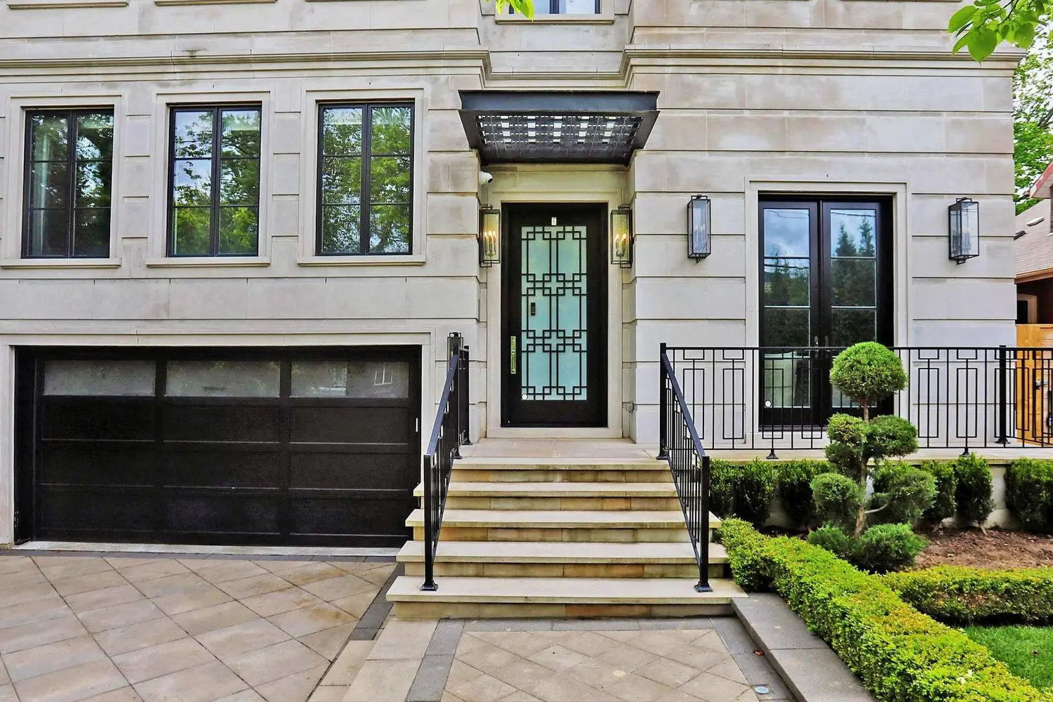 154 Yonge Boulevard photo 2