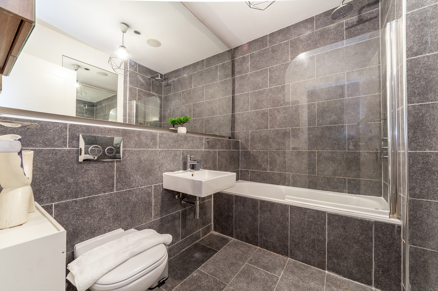 2 Bed Flat, Holmes Road, NW5, N1 7GU photo 2
