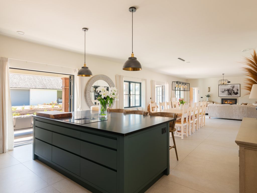 6 bed detached house for saleRock PL27 photo 3