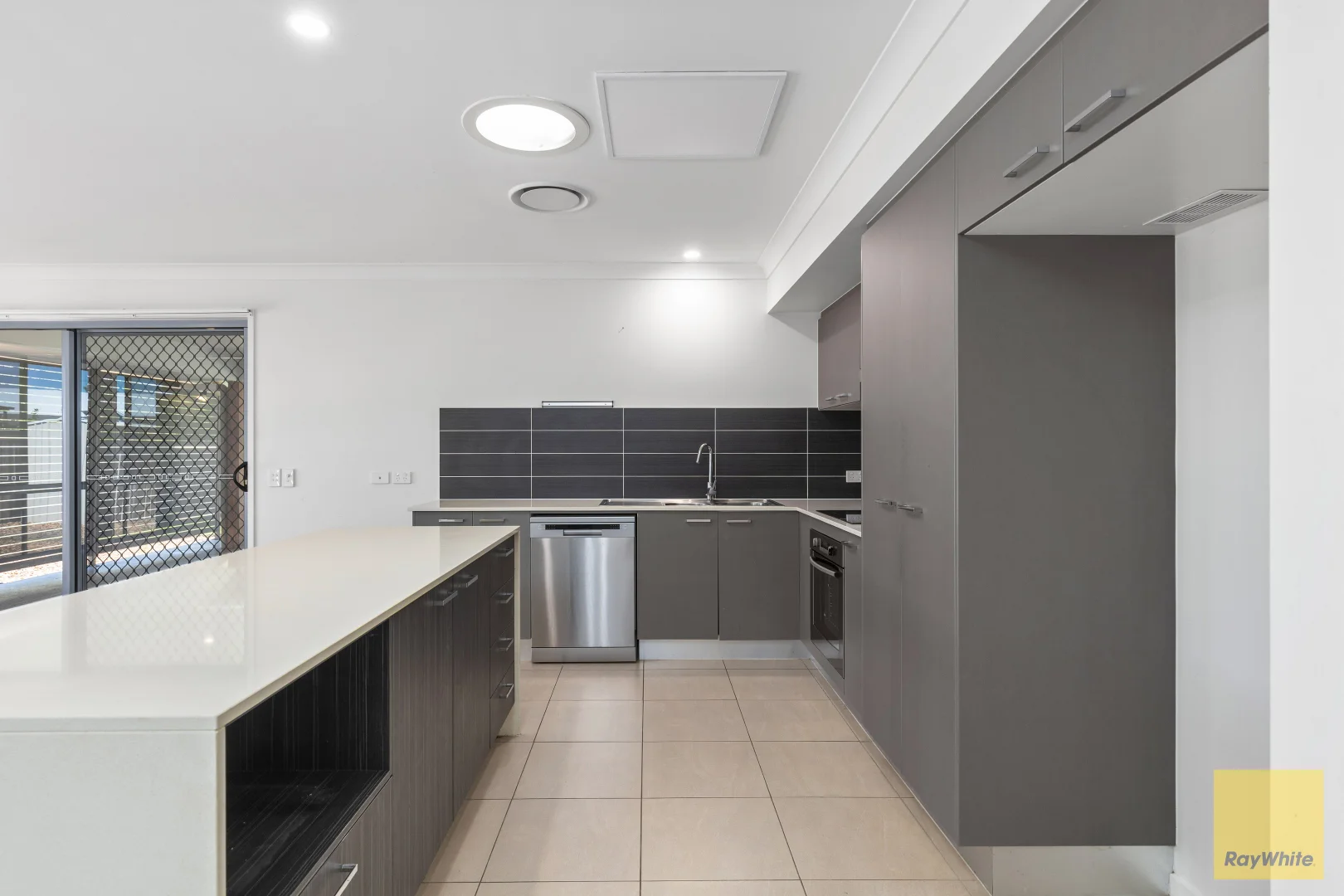 13 Canterbury Road, Emerald QLD 4720 photo 5